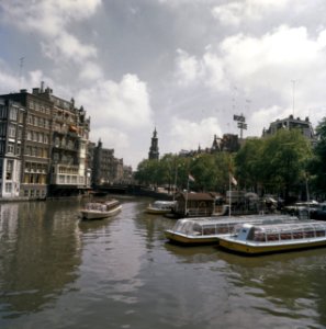 Amsterdam nr. 3 Damrak, nr. 4 Amstel met rondvaartboten bij de Munt, Bestanddeelnr 254-9359