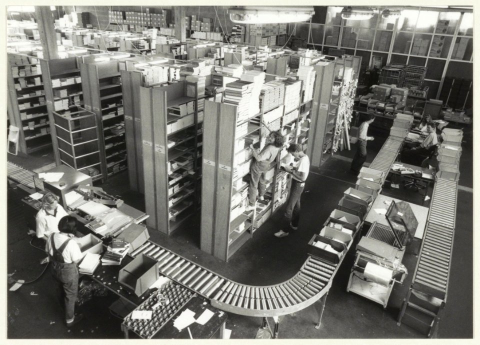 Afdeling studieboeken in het magazijn van boekhandel de Vries op het industrieterrein van Cruquius. NL-HlmNHA 54023651