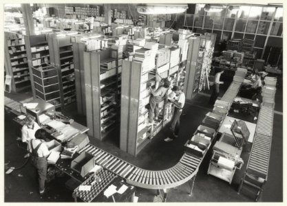 Afdeling studieboeken in het magazijn van boekhandel de Vries op het industrieterrein van Cruquius. NL-HlmNHA 54023651