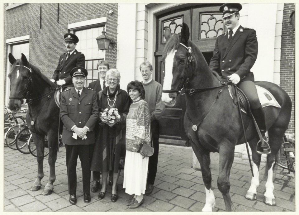 Afscheid van commissaris Oosterhof, de familie vóór het politiebureau. NL-HlmNHA 54023545