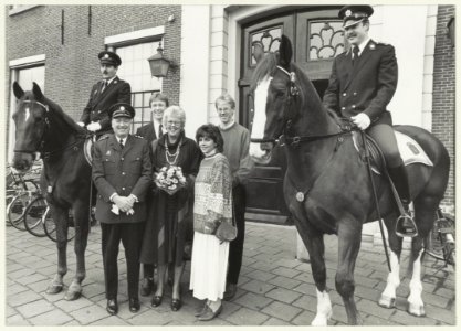 Afscheid van commissaris Oosterhof, de familie vóór het politiebureau. NL-HlmNHA 54023545