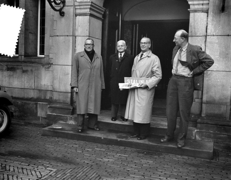 Amsterdam Stalinlaan wordt 4 Novemberlaan . Actievoerders met straatnaambord voo, Bestanddeelnr 908-1250