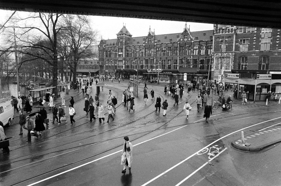 Amsterdam, geen openbaar vervoer mensen lopend op Stationsplein, Bestanddeelnr 930-7037