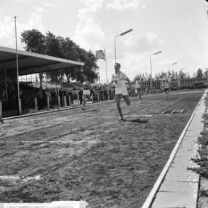 Afdeling Rotterdam van de KNAU organiseerde atletiekwedstrijd, finish 400 meter , Bestanddeelnr 918-0411