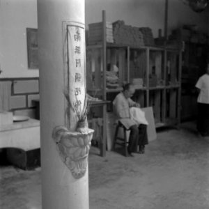 Altaartje met wierook bij een Chinese tempel, Bestanddeelnr 255-6660