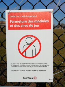 Affiche de fermeture des modules et aires de jeux à Montréal (COVID-19) photo