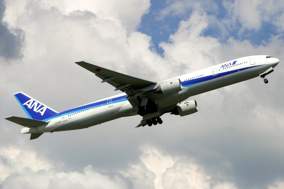 AllNipponAirways B777-300 fukuoka 20040912142052