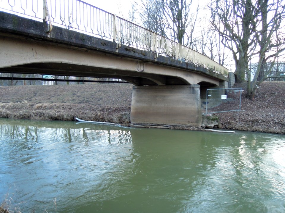 Alte Parkwegbrücke -Untersicht- die zwischen Weißem Haus und Parkgaststätte die Pleiße quert Anfang März 2018