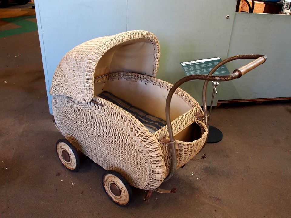 Alte Kinderwagen, Auto & Uhrenwelt Schramberg museum