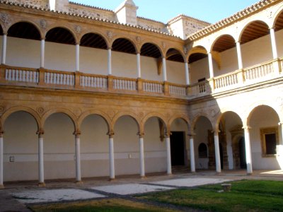 Almagro - Convento de la Asunción de Calatrava, claustro 01