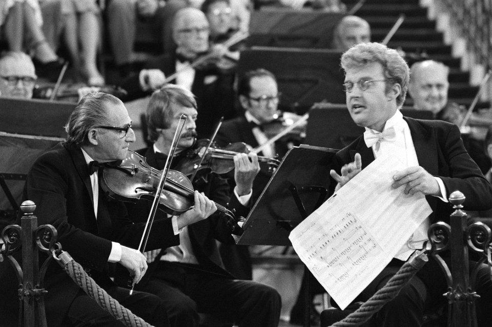 André van Duin, vóór het orkest, geeft aanwijzingen aan de musici, Bestanddeelnr 931-6317