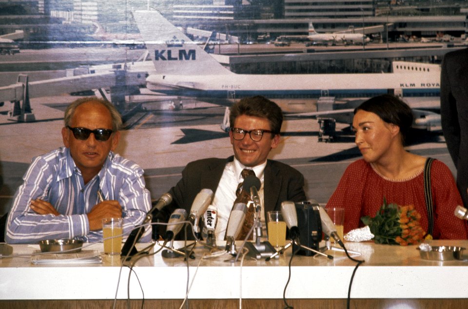 Andre Amalrik en echtgenote Gjoezel tijdens persconferentie op Schiphol. v.l.n.r, Bestanddeelnr 254-9856
