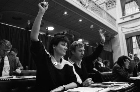 Andrée van Es (PSP, links) deelde de Kamer mee voortaan als fractievoorzitter va, Bestanddeelnr 933-5161