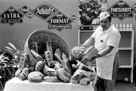 Bakkersbeurs Nebato 1970 in RAI, Amsterdam bakkertje met stokbrood, Bestanddeelnr 923-5632