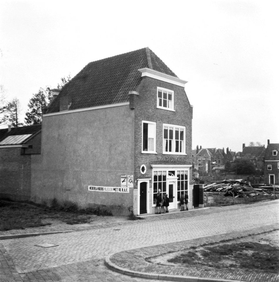 Bakkerij De La Vienne jongens voor de etalageruiten, Bestanddeelnr 900-8478