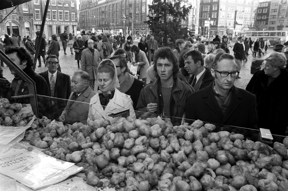 Bakkers bakken oliebollen Amsterdam, verkoop oliebollen aan kraam voor Reumafond, Bestanddeelnr 925-2680