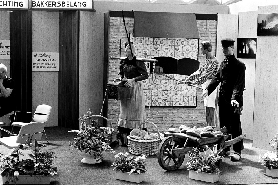 Bakkersbeurs Nebato 1970 in RAI, Amsterdam bakkertje met stokbrood, Bestanddeelnr 923-5631