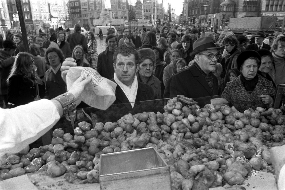 Bakkers bakken oliebollen Amsterdam, verkoop oliebollen aan kraam voor Reumafond, Bestanddeelnr 925-2679