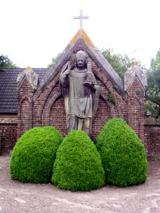 Bakel Rijksmonument 518808 Willibrordusbeeld op kerkhof