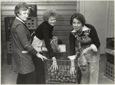 Bakkerij van der Vooren personeel pakt oliebollen in. NL-HlmNHA 54004023