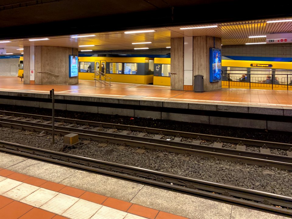 Bahnsteige Stadtbahnhaltestelle Rathaus Stuttgart - mit Bahn