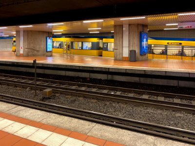 Bahnsteige Stadtbahnhaltestelle Rathaus Stuttgart - mit Bahn