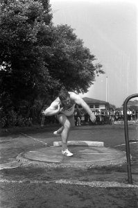 Atletiek Den Haag . Piet van der Kruk , kogelstoten, in aktie met een worp van 1, Bestanddeelnr 921-4951