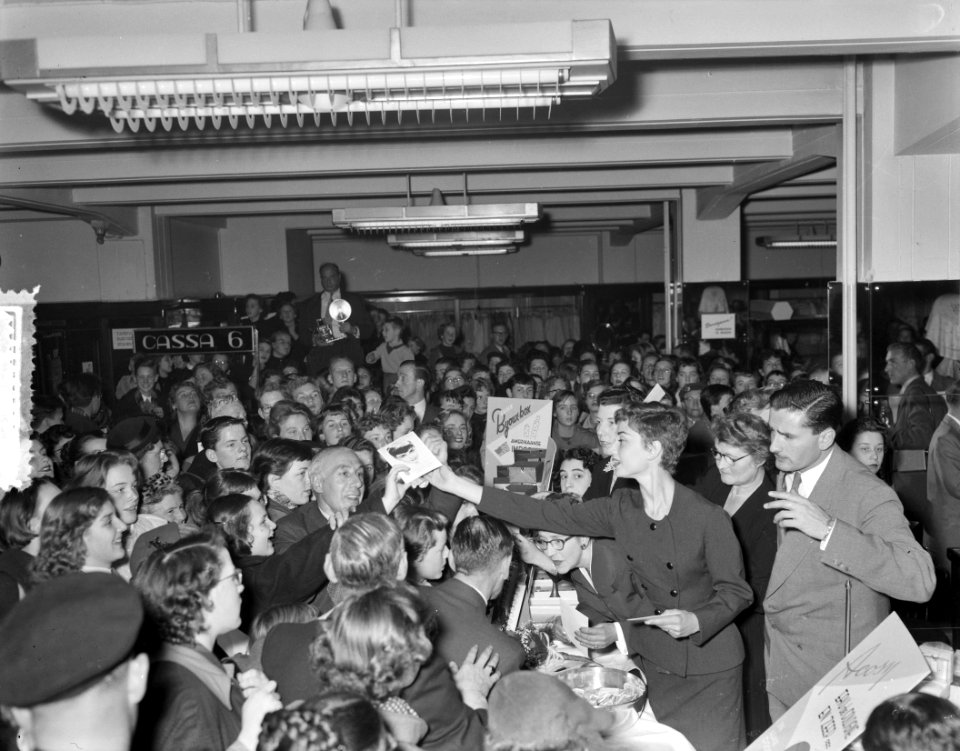 Audrey Hepburn als verkoopster bij Gerzon, Bestanddeelnr 906-8169