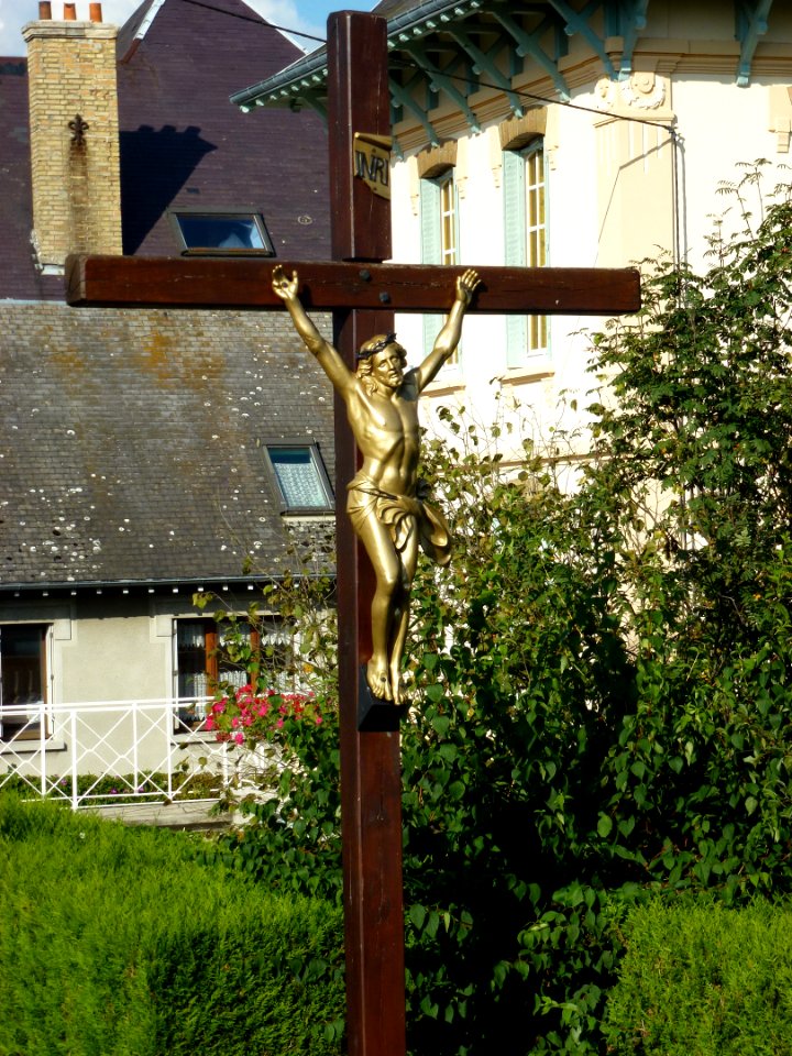 Attigny (Ardennes) croix de chemin à coté du pont
