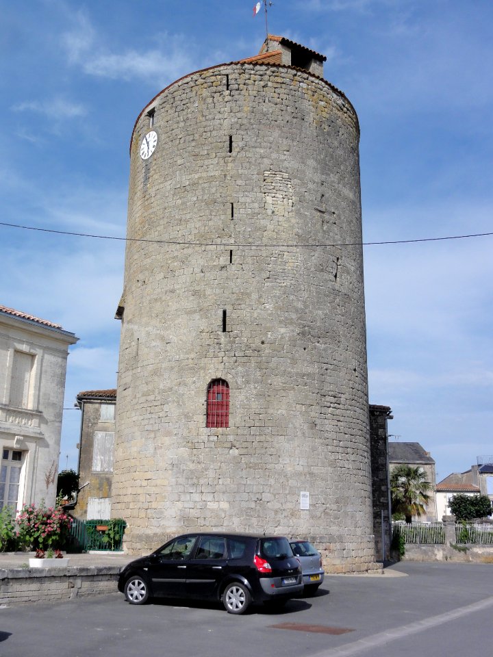 Aulnay-de-Saintonge, tour du château