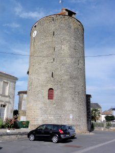 Aulnay-de-Saintonge, tour du château