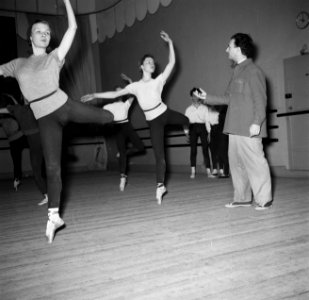 Balletdansers trainen en krijgen les in een oefenruimte, Bestanddeelnr 252-9196 photo