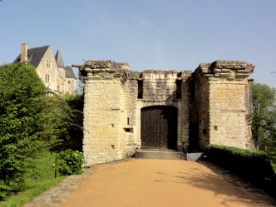 Ballon (Sarthe) château avec porte de l'enceinte