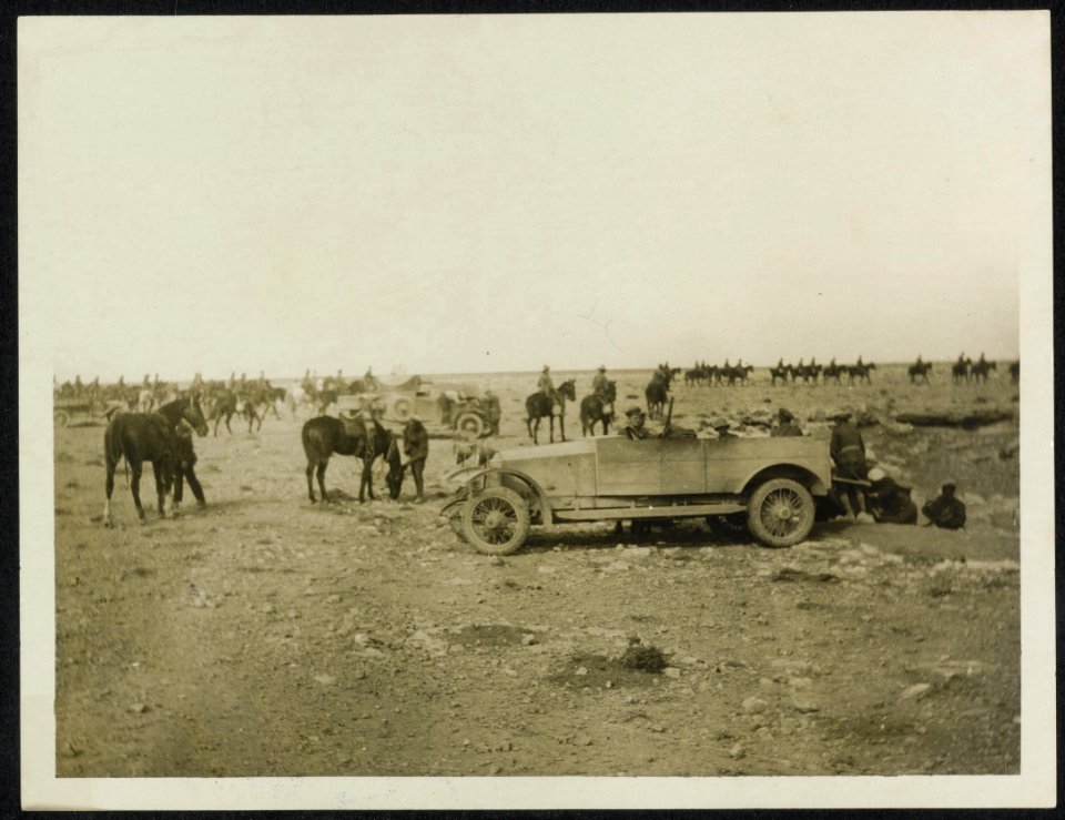 Australian Light Horse advancing to the attack., Bestanddeelnr 158-1545