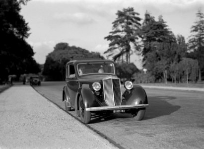 Auto, met vermoedelijk de heer Fustinoni en mevrouw Lienhardt, Bestanddeelnr 191-0396