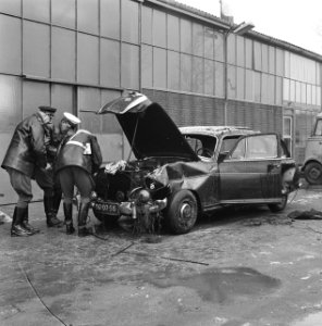 Auto te water in Berkel, vijf doden. De auto onderzocht door de Rijkspolitie, Bestanddeelnr 920-9571