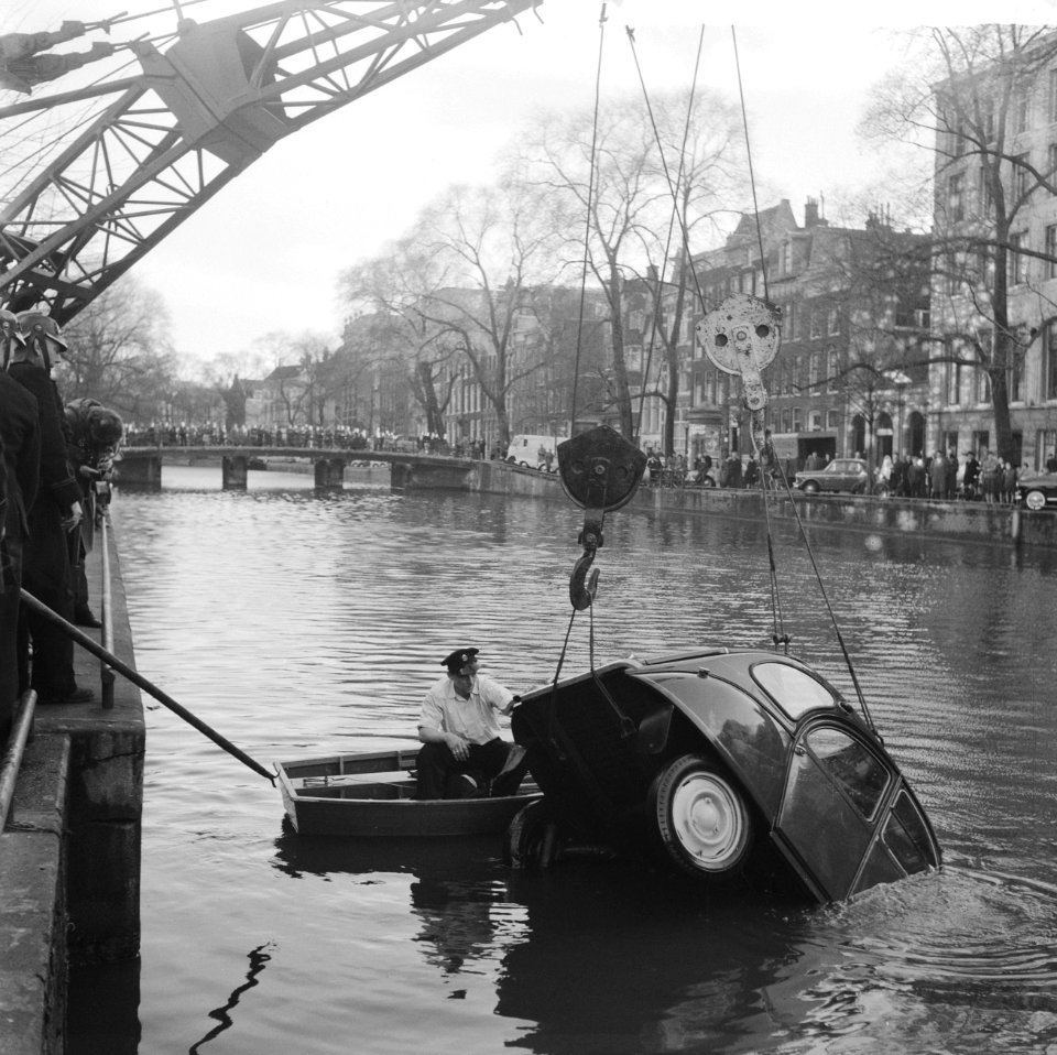 Auto te water in de Keizersgracht te Amsterdam, Bestanddeelnr 912-3098