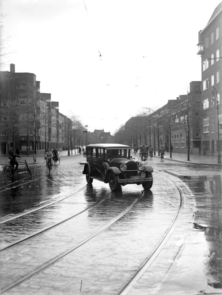 Auto op een regenachtig Roelof Hartplein te Amsterdam, Bestanddeelnr 189-1342