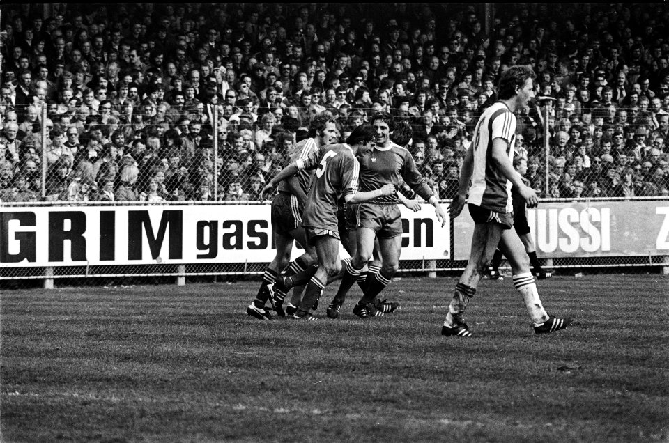 AZ '67 tegen PSV 1-1, René van de Kerkhof (l) wordt na te hebben gescoord gefeli, Bestanddeelnr 929-6522
