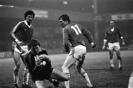 AZ 67 tegen PSV 0-2. 20.21 Keeper Doesburg (m.) met bal, (r.) Ernie Brandts (l.), Bestanddeelnr 931-9769