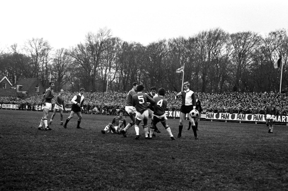 AZ 67 tegen Feyenoord 1-1. Israël scoort vanuit kluwen spelers Feyenoord doelpun, Bestanddeelnr 923-0755