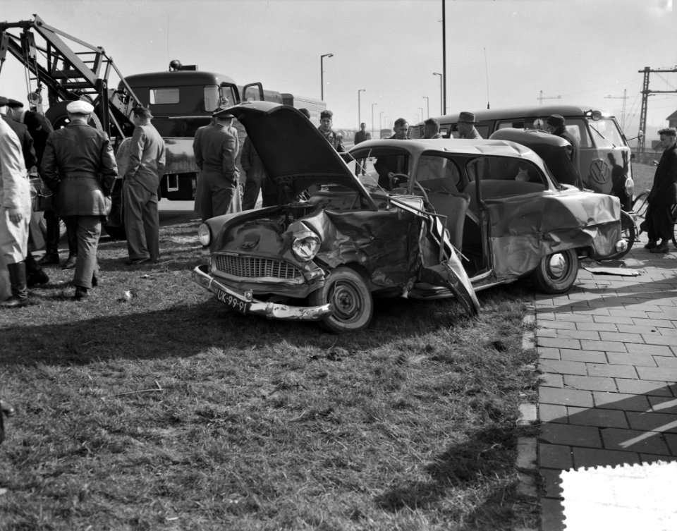 Auto-ongeluk op de Hemweg (bij de Centrale Hemweg ), Bestanddeelnr 908-3932