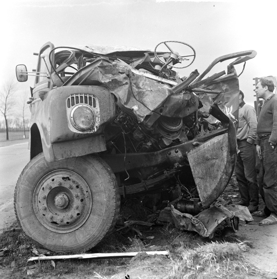 Auto-ongeluk op Rijksweg Amsterdam Amersfoort, overzicht ravage, Bestanddeelnr 917-2583