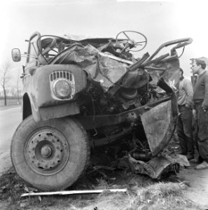 Auto-ongeluk op Rijksweg Amsterdam Amersfoort, overzicht ravage, Bestanddeelnr 917-2583
