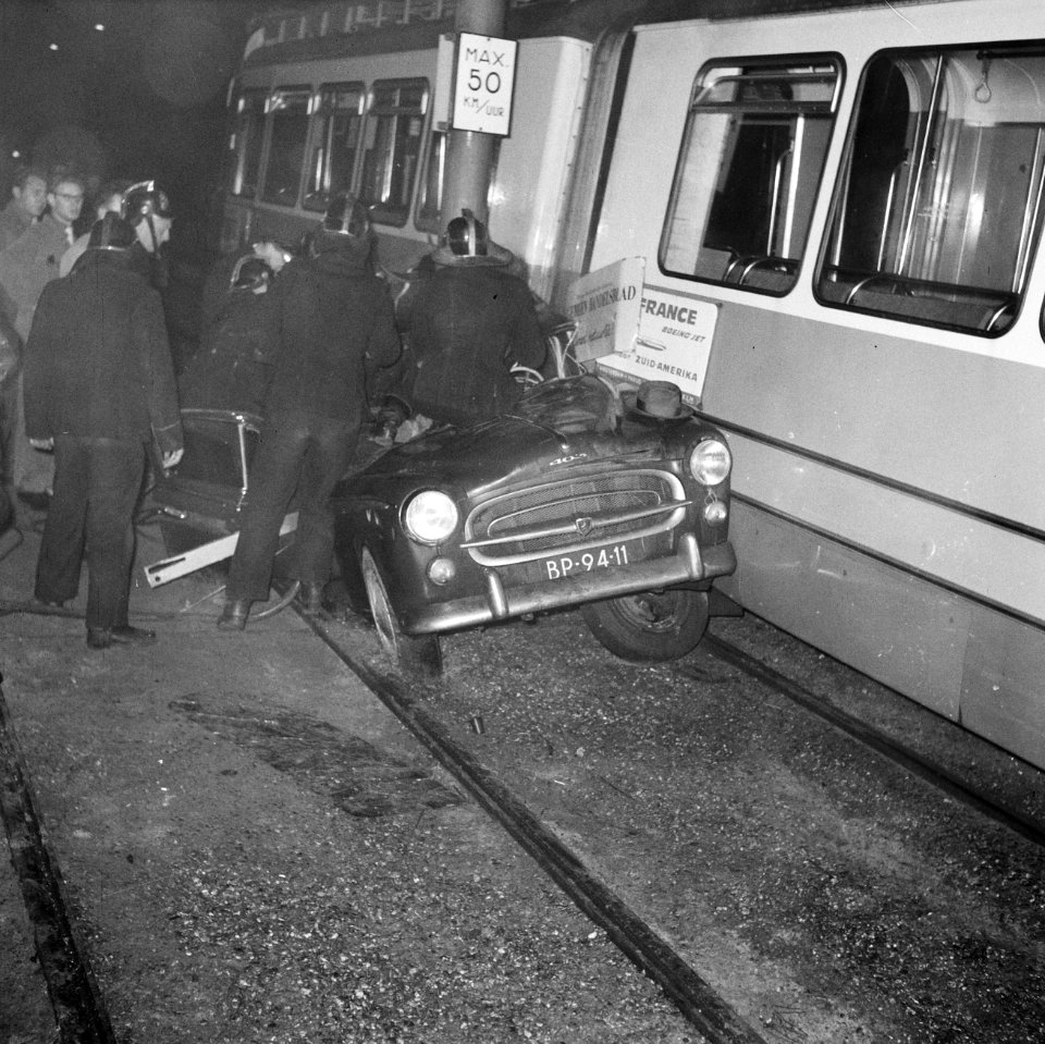 Auto-ongeluk Surinameplein bij Haarlemmermeerstraat, lijn 17 in botsing met pers, Bestanddeelnr 915-9208