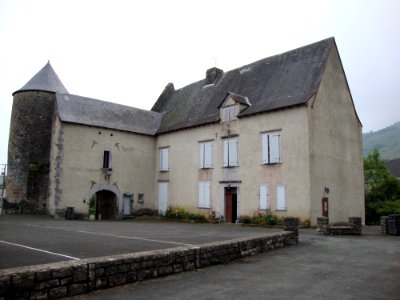 Aussurucq (Pyr-Atl, Fr) La mairie dans le château, coté cour