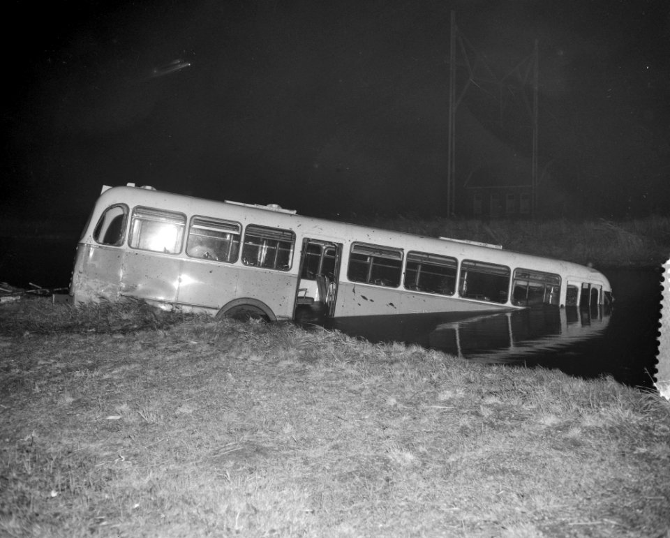 Auto-ongeluk op Haarlemmerweg te Amsterdam, Bestanddeelnr 910-8313