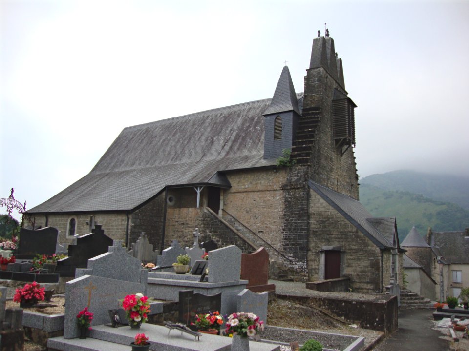 Aussurucq (pyr-Atl, Fr) L'église et son escalier extérieur