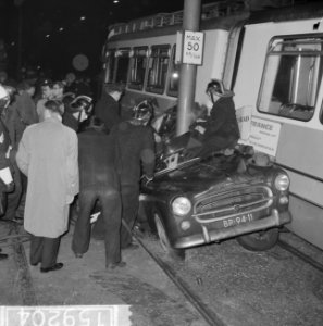 Auto-ongeluk Surinameplein bij Haarlemmermeerstraat, lijn 17 in botsing met pers, Bestanddeelnr 915-9204