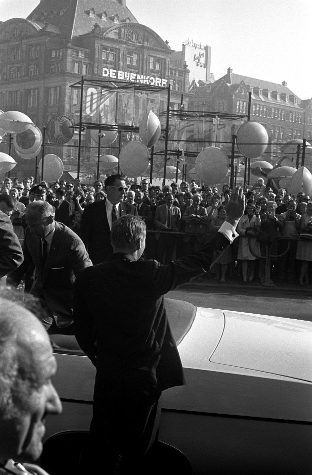 Astronauten schudden bevolking de hand op de Dam Amsterdam, Bestanddeelnr 922-8542